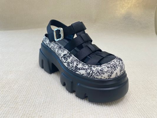 Des chaussures de plateau pour femmes brodées