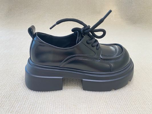 Toutes les chaussures à lace noire