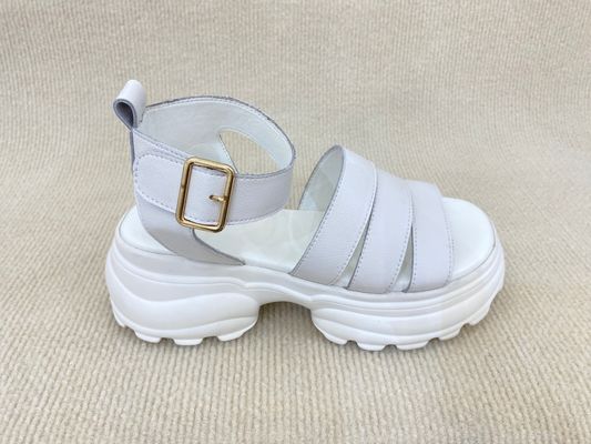 Sandales blanches avec ceinture de ligne pour la plage