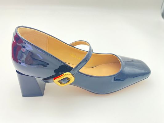 Femmes chaussures à talons hauts noirs avec laque chaussures à talons gros et fermeture de boucle mentale