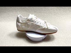 Les chaussures de soie de femmes décontractées avec du coton font de la couleur blanche et basse coupe