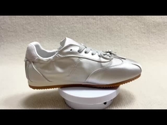 Les femmes font des chaussures en soie de confort avec du coton de couleur argentée et de coupe basse.