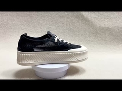 Les femmes mettent des chaussures de pêcheurs avec une surface de méthamphétamine respirante.