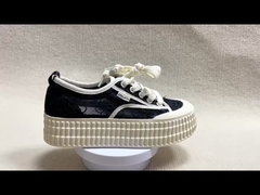 Chaussures en toile de dentelle de femmes avec une semelle épaisse et une pêcheuse creuse et respirante