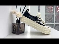 Femmes en maille noire et respirante avec chaussures de sport en PU